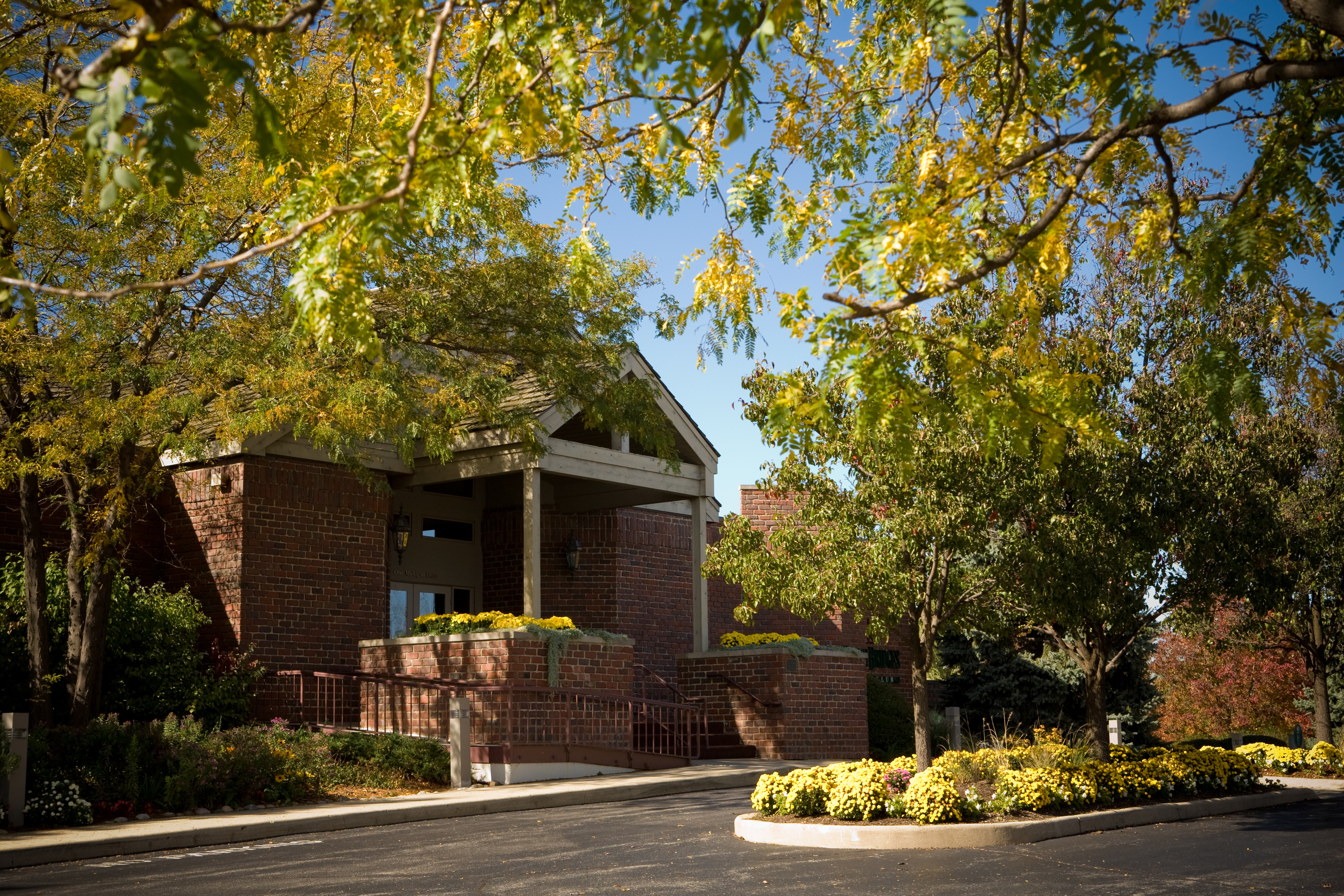 Front of Clubhouse in Autumn | Wedding Gallery