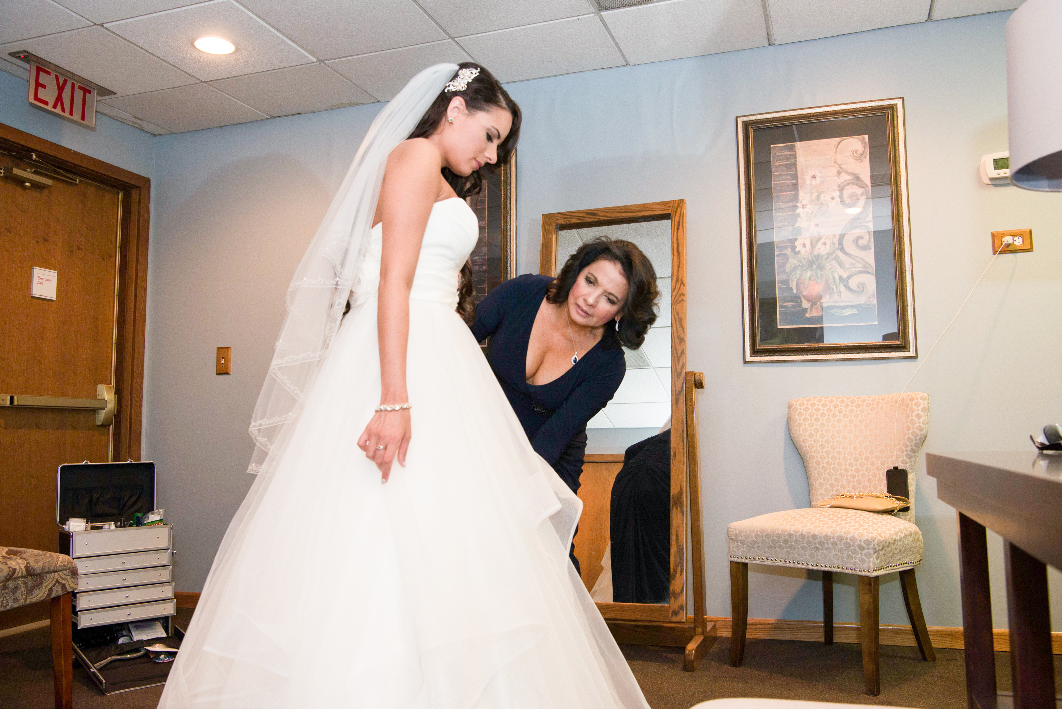 Bride in bridal suite | Wedding Gallery