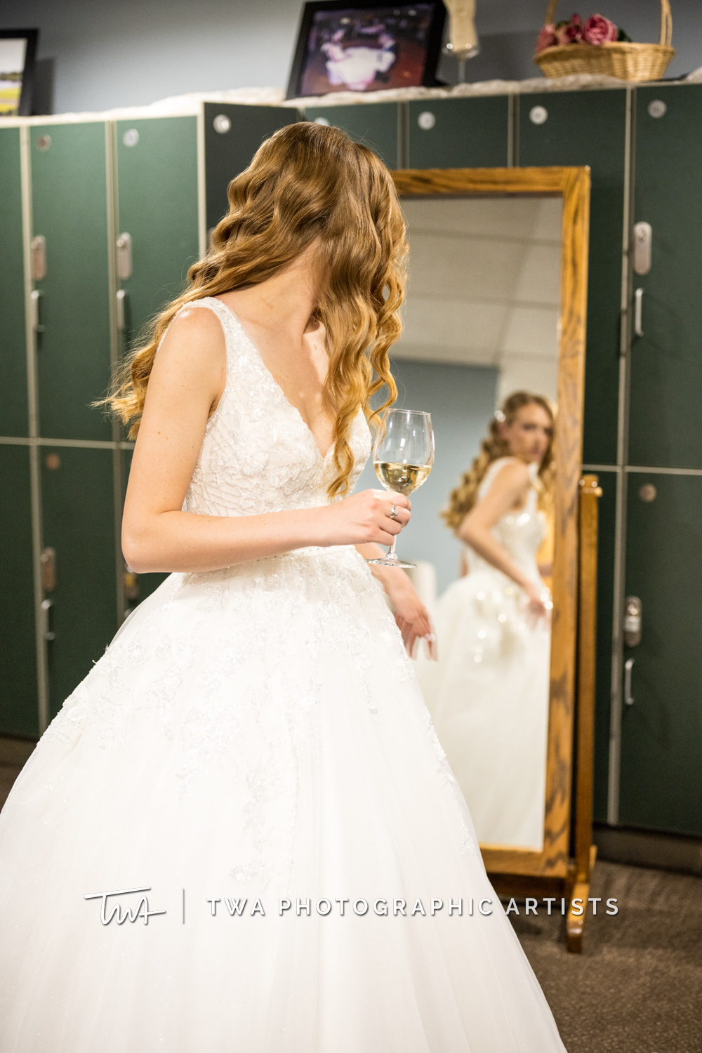 Bride in bridal suite | Wedding Gallery